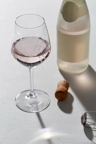 Verres à vin et bouteille de champagne ombres tombantes — Photo