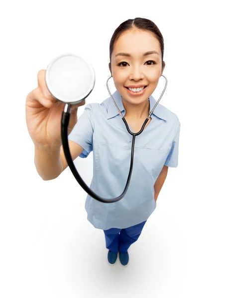 Feliz sonriente asiático médico femenino con estetoscopio —  Fotos de Stock