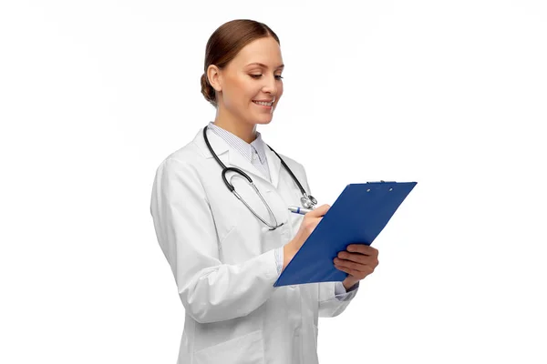 Счастливая улыбающаяся женщина-врач с планшетом — стоковое фото