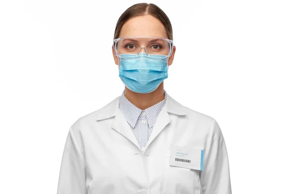 Female scientist in medical mask and goggles — Stock Photo, Image