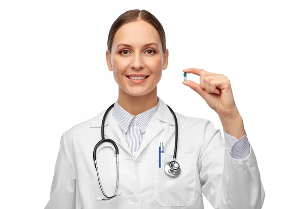 Sonriente médico mujer sosteniendo píldora medicina —  Fotos de Stock