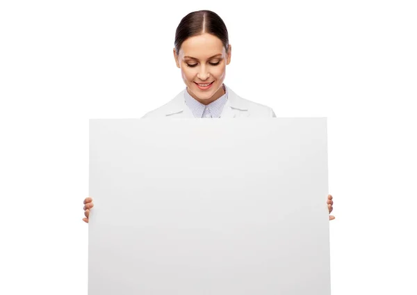 Glücklich lächelnde Ärztin mit weißer Tafel — Stockfoto