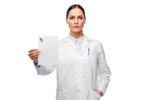 Doctora con prescripción en blanco —  Fotos de Stock