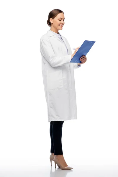 Happy smiling female doctor with clipboard — Stock Photo, Image