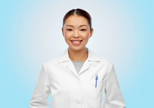 Happy smiling asian female doctor in white coat — Stock Photo, Image