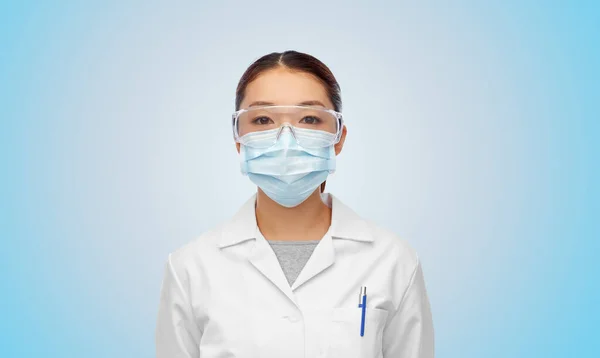 Asiatisk kvinnlig läkare eller vetenskapsman i medicinsk mask — Stockfoto