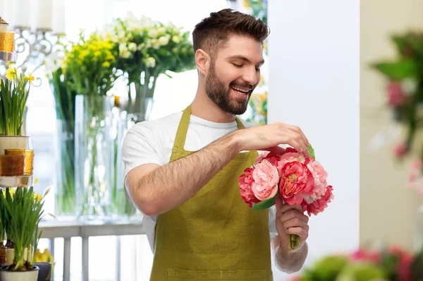 Усміхнений чоловічий флорист або продавець у квітковому магазині — стокове фото