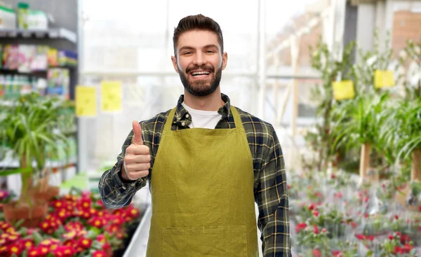 Giardiniere felice mostrando pollici in su al negozio di fiori — Foto Stock