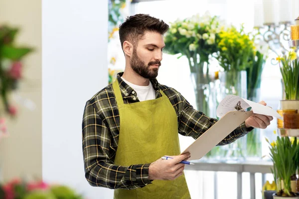 Giardiniere maschio con cartellone a negozio di fiori — Foto Stock