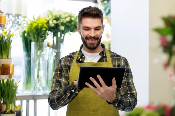 Florst or seller with tablet pc at flower shop — Stock Photo, Image