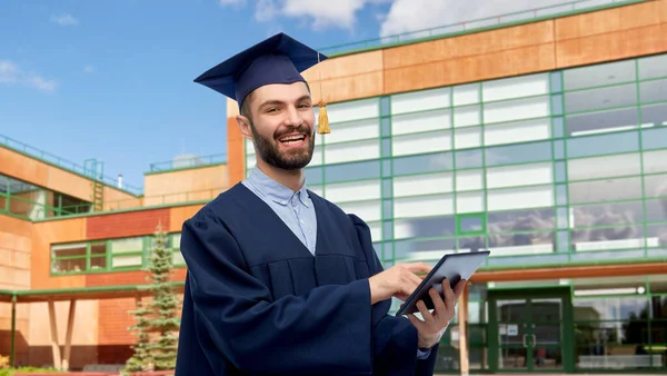 Mannelijke afgestudeerde student of bachelor met tablet pc — Stockfoto