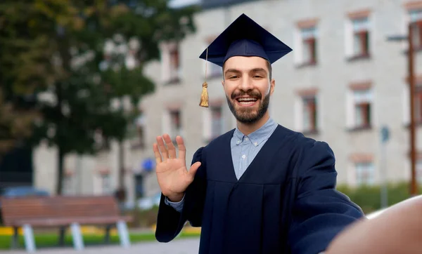 Usmívající se samec absolvent student přičemž selfie — Stock fotografie