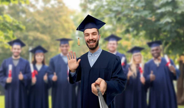 Estudiante de posgrado masculino tomando selfie con monópodo —  Fotos de Stock