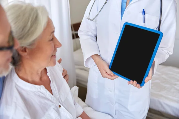 Mujer mayor y médico con tableta pc en el hospital — Foto de Stock
