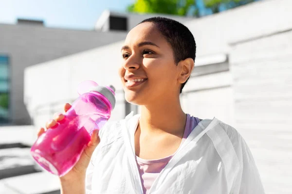 Afrykańska amerykańska kobieta pijąca wodę z butelki — Zdjęcie stockowe
