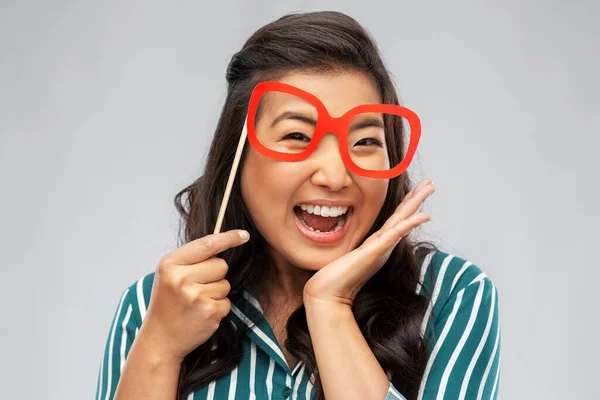 Heureux asiatique femme avec Gros fête lunettes — Photo