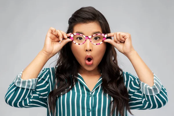 Verrast aziatische vrouw met party bril — Stockfoto