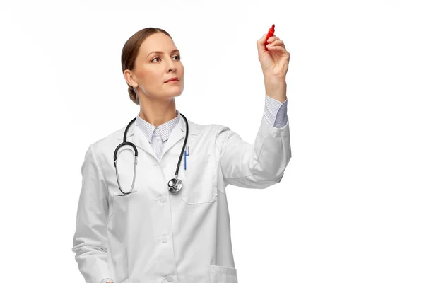 Kadın doktor kırmızı kalemle yazıyor. — Stok fotoğraf