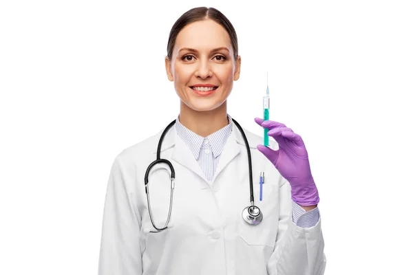 Medico sorridente con medicina in siringa — Foto Stock