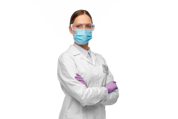 Cientista feminino em máscara médica e óculos — Fotografia de Stock