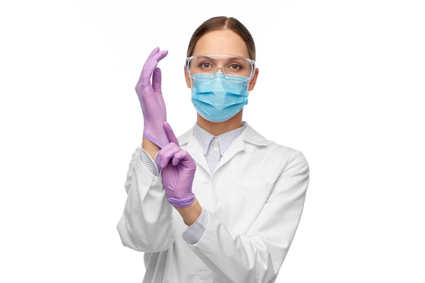 Medico donna in guanti, maschera e occhiali — Foto Stock