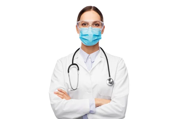 Femme médecin en lunettes et masque médical — Photo