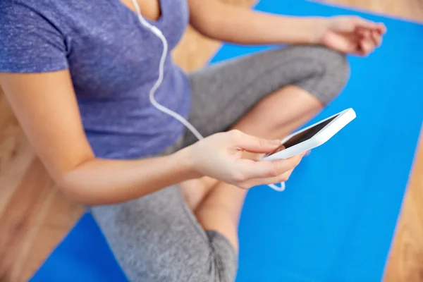 Mujer escuchando música y meditando en tome —  Fotos de Stock