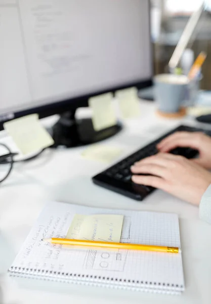 Zakenvrouw met notebook en computer op kantoor — Stockfoto