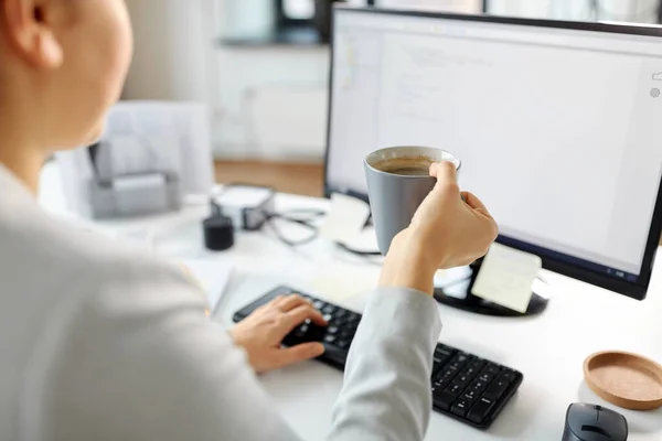 Empresária com computador e café no escritório — Fotografia de Stock