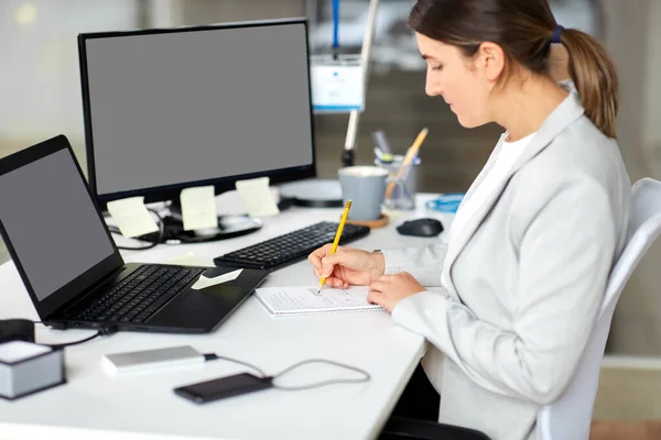 Femeie de afaceri cu notebook și laptop la birou — Fotografie, imagine de stoc