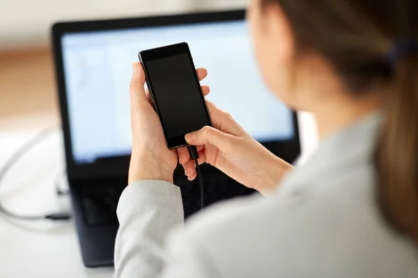 Empresária com smartphone trabalhando no escritório — Fotografia de Stock