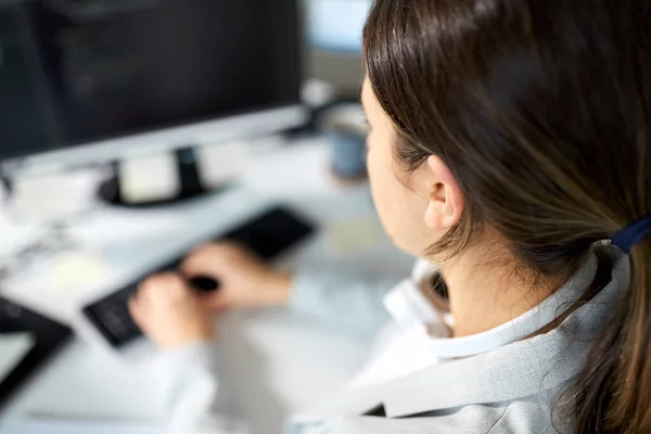 Business woman with computer working at office — стоковое фото