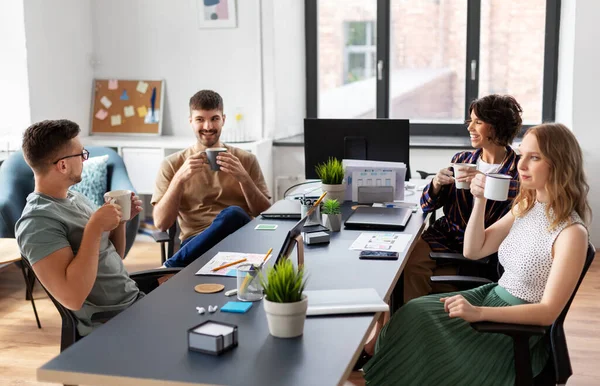 Equipo de startuppers tomando café en la oficina — Foto de Stock