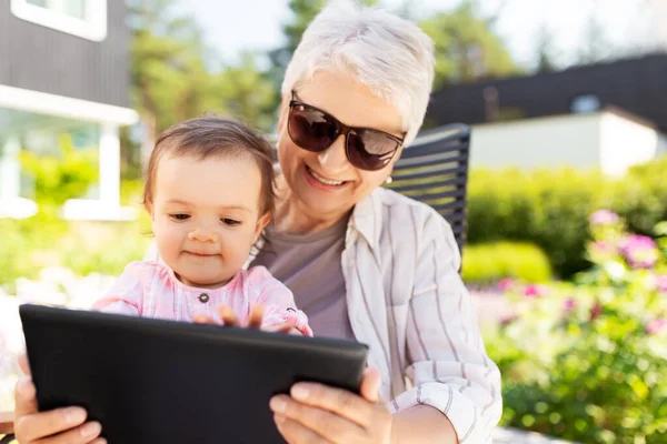 Avó e neta bebê com tablet pc — Fotografia de Stock