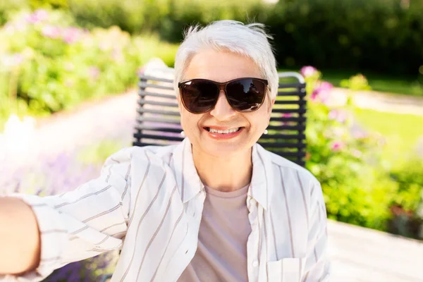 Heureuse femme âgée prenant selfie au jardin d'été — Photo