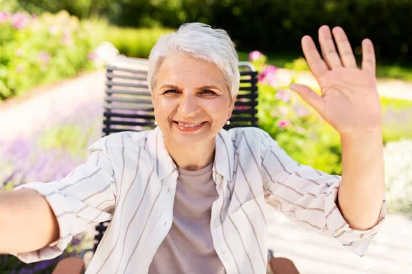 Felice donna anziana prendendo selfie in giardino estivo — Foto Stock