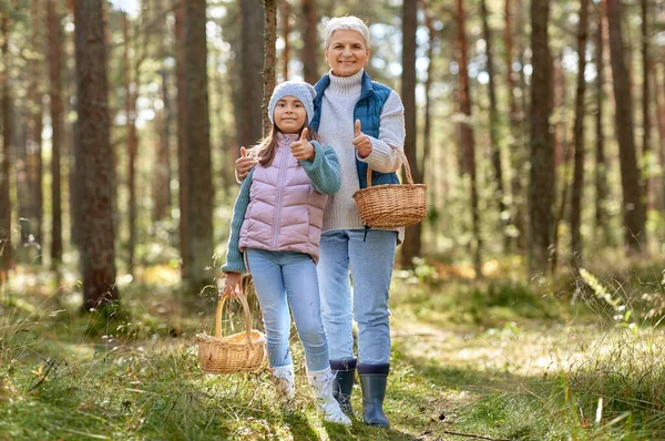 Nonna e nipote raccolta funghi — Foto Stock