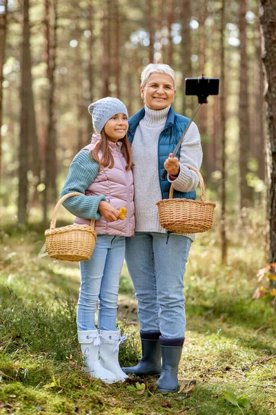 Nonna con nipote prendere selfie nella foresta — Foto Stock
