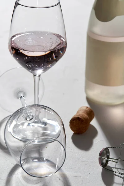 Verres à vin et bouteille de champagne ombres tombantes — Photo