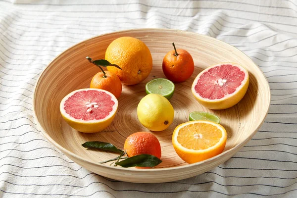 Menutup buah jeruk di piring kayu — Stok Foto