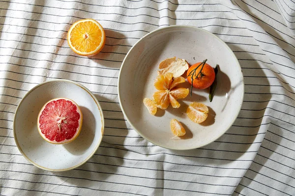 Vida tranquila com mandarinas e toranja na chapa — Fotografia de Stock