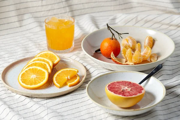 Mandarin, grapefrukt och glas apelsinjuice — Stockfoto