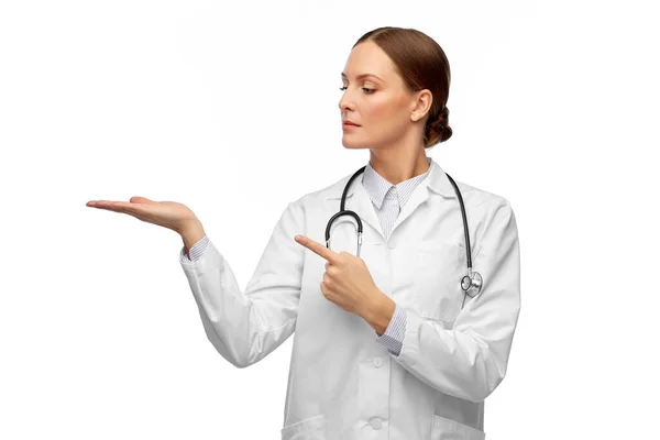 Médico feminino segurando algo em sua mão — Fotografia de Stock