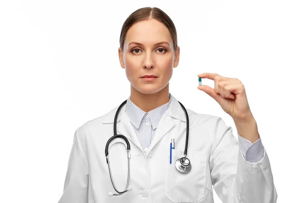 Médico mujer sosteniendo píldora medicina —  Fotos de Stock