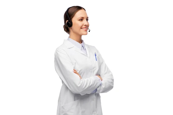 Sorridente médico feminino com fone de ouvido — Fotografia de Stock