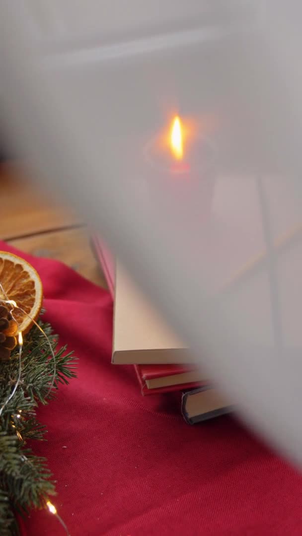 Різдвяний вінок, книги, свічка, ліхтар на вікні — стокове відео