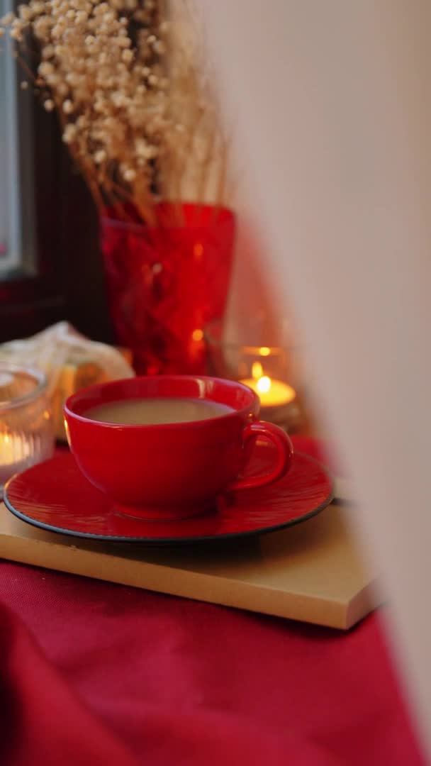 Regalo de Navidad, café y velas en el alféizar de la ventana — Vídeos de Stock