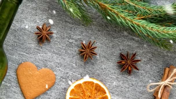 Weihnachtsgewürze, Lebkuchen, Glühwein und Tanne — Stockvideo