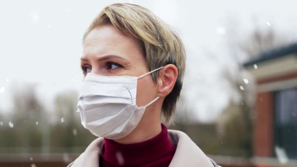 Γυναίκα που φοράει προστατευτική ιατρική μάσκα το χειμώνα — Αρχείο Βίντεο