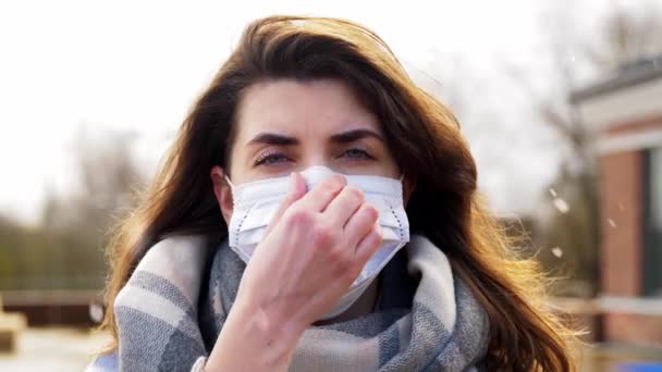 Γυναίκα που φοράει προστατευτική ιατρική μάσκα το χειμώνα — Αρχείο Βίντεο